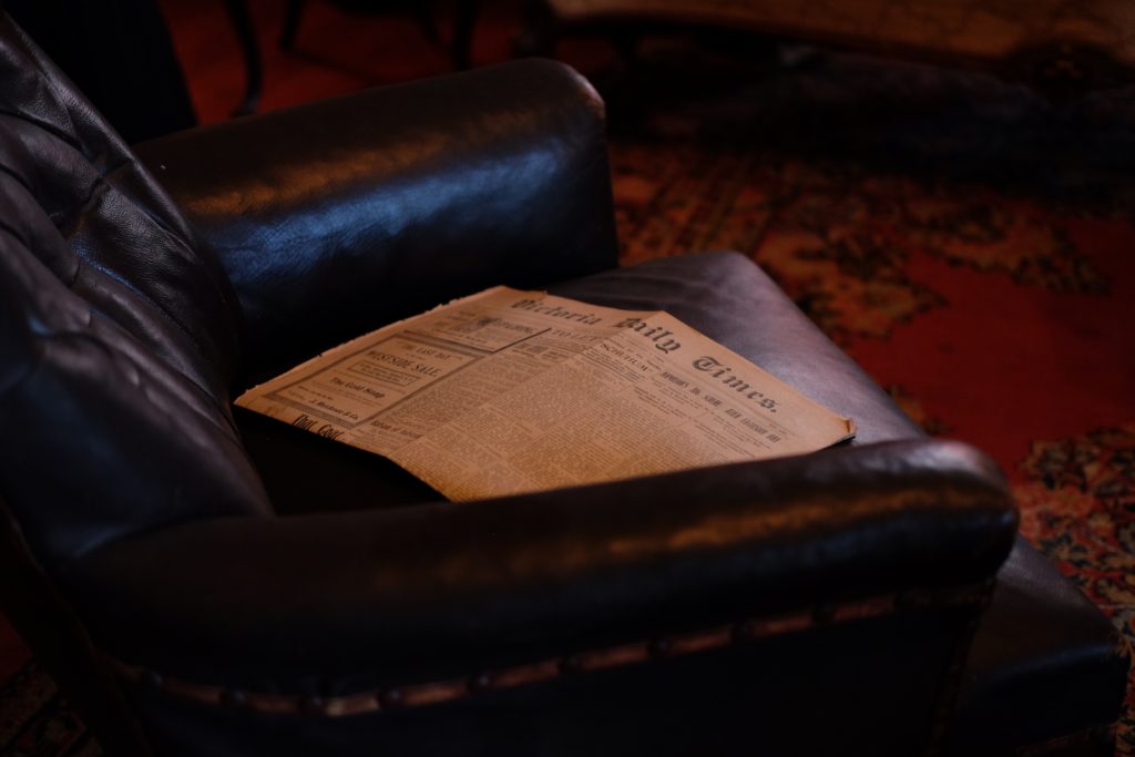  Leather armchair. Photo by Jingda Chen on Unsplash